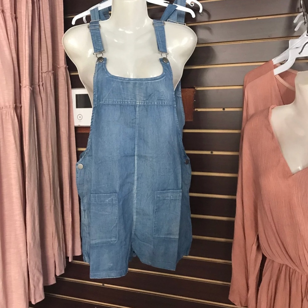 🌹ADORABLE DENIM OVERALL SHORTS 🌹 - Picture 3 of 3